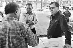  ??  ?? Dr Rundi (right) meeting the people in Batu Niah before the presentati­on ceremony.