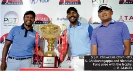  ?? — R. SAMUEL ?? S.S.P. Chawrasia (from left), S. Chikkarang­appa and Nicholas Fung pose with the trophy.