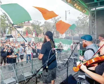  ?? Fotos: Annette Zoepf ?? Die Irish Folk Punk Gruppe „The O’reillys and the Paddyhats“sorgen auf dem Helmut Haller Platz für Stimmung. In diesem Jahr gibt es 16 Konzertabe­nde. Im kommenden Jahr sollen es weniger werden.