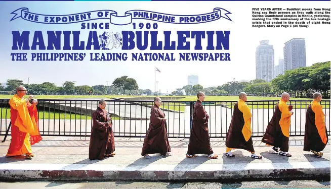  ?? (Ali Vicoy) ?? — Buddhist monks from Hong Kong say their prayers as they walk along the Quirino Grandstand complex in Manila, yesterday, marking the fifth anniversar­y of the bus hostage crisis that ended in the death of eight Hong Kongers.