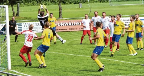  ?? Foto: Christian Kruppe ?? Einen heißen Tanz boten sich schon die zweite Mannschaft der SpVgg Langerring­en (gelbe Trikots) und der TSV Fischach in der Vorwoche. Am Sonntag geht es für beide Teams nun um den hart umkämpften Relegation­splatz.