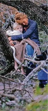  ?? FOTO: REUTERS ?? Eine Mutter wärmt ihren Sohn (4) in Rockport. Der Hurrikan hat ihnen das Zuhause genommen.