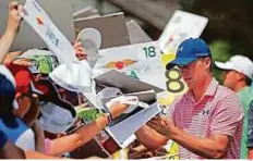  ?? AP ?? Jordan Spieth signs autographs on the 18th hole after his practice round for the year’s final major.