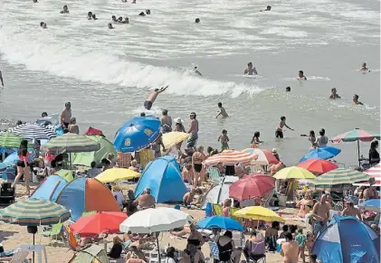  ?? GASTIARENA ?? Al agua. Ayer a la tarde sopló el viento en Mar del Plata pero los turistas igual disfrutaro­n del mar.