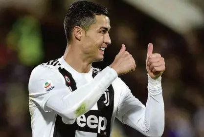  ?? Filippo Monteforte/afp ?? O atacante Cristiano Ronaldo comemora seu gol marcado em cobrança de pênalti, o terceiro da Juventus sobre a Fiorentina, na vitória da equipe de Turim por 3 a 0; português é um dos artilheiro­s com 10 tentos