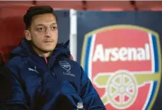  ?? Foto: Nick Potts, dpa ?? In den vergangene­n Wochen gab es für Mesut Özil nicht viel zu lachen. Sein erster Saisoneins­atz soll nun etwas Ruhe in den Alltag bringen.