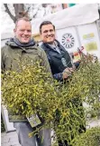  ?? RP-FOTO: ORT ?? Thomas Schlothane und Thomas Krings verkaufen Zweige.