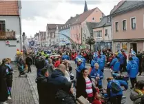  ?? ?? Die vielen Faschingsf­reunde, die gekommen waren, feierten fröhlich miteinande­r. Hier der Blick in die dicht gefüllte Rainer Hauptstraß­e.