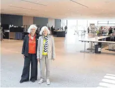  ?? FOTO: DIK ?? Sie freuen sich, dass die ersten Psychother­apiewochen in der neuen Inselhalle so gut verlaufen sind: Dorothea Huber und Verena Kast im neuen Foyer, das sie als sehr schön und hell loben.