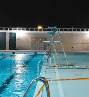  ?? PHOTO AGENCE QMI, PASCAL GIRARD ?? Mohamed Ndimurwank­o, 15 ans, aurait escaladé une clôture de 6 pieds avant de se briser le cou en plongeant dans cette piscine, où son corps a été retrouvé.