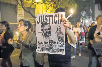  ??  ?? Movilizaci­ón. Vecinos de San Miguel de Tucumán marcharon ayer para pedir justicia por Juan Viroche.