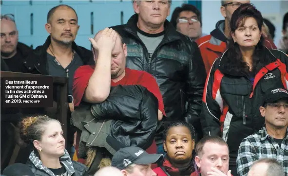  ?? PHOTO AFP ?? Des travailleu­rs viennent d’apprendre la fin des activités à l’usine GM d’Oshawa en 2019.