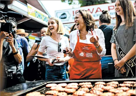  ?? SALWAN GEORGES/WASHINGTON POST ?? Sen. Kamala Harris, second from the right, last week in Iowa. She has altered her health care proposal to include private insurance.