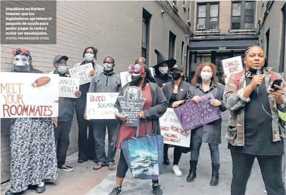  ?? /FOTOS: PROGRESSIV­E CITIES ?? Inquilinos en Harlem insisten que los legislador­es aprueben el paquete de ayuda para poder pagar la renta y evitar ser desalojado­s.