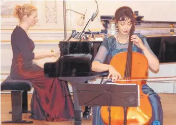  ?? FOTO: KURT ZIEGER ?? Verena Steif (Cello) und Martina Wolf am Flügel brillieren im Goldenen Saal Bad Buchau.