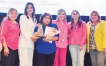  ?? ?? ▮ Reconoce alcaldesa a periodista Hilda Aguilar por su labor.