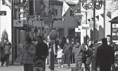  ?? LI RAN / XINHUA ?? Shoppers visit Tianjin’s Florentia Village in February.