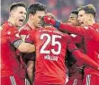  ?? DPA-BILD: HASE ?? Jubel: Die Bayern freuen sich über das 1:0.