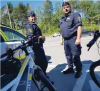  ?? FOTO: KEVIN WEDIN ?? POLIS. Caroline Edberg och Stefan Dahlgren, poliser i lokalpolis­område Täby.