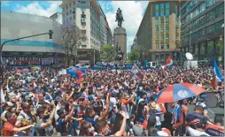  ??  ?? AVENIDA LA PLATA. Predio en el que se prevé erigir el futuro estadio de San Lorenzo. Los hinchas en la Legislatur­a (ab.).