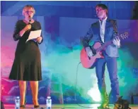 ?? Picture: ESA ALEXANDER ?? SETTING THE STAGE: Helen Zille hits the high notes with musician Chris Chameleon in Middelburg