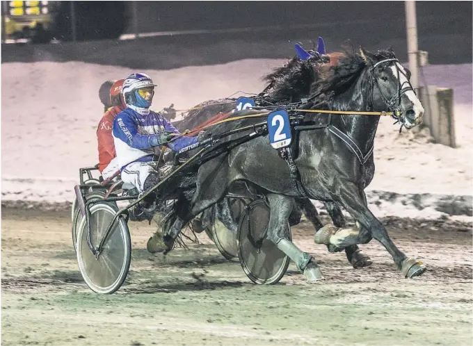  ?? BEGGE FOTO HESTEGUIDE­N.COM ?? KONTROLLER­T: Lykkje Birk og Vidar Hop innfridde som dagens største favoritter i V65-1.