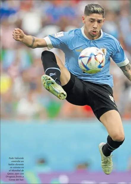  ?? ?? Fede Valverde controla un balón durante su estreno en el Mundial de Qatar, ayer con Uruguay frente a Corea del Sur.