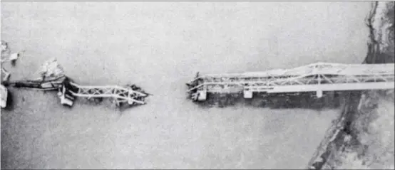  ??  ?? Le pont Paul Doumer fut détruit par les bombes guidées laser en 1972.