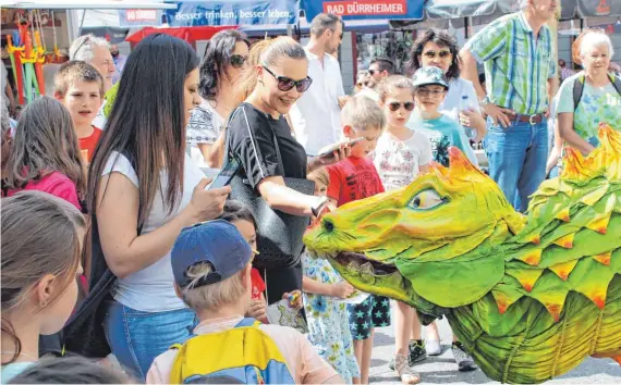  ?? FOTOS: MANUEL SCHUST (4) ?? Drache Onil lässt sich nicht nur streicheln, sondern legt manchmal sogar ein Ei.