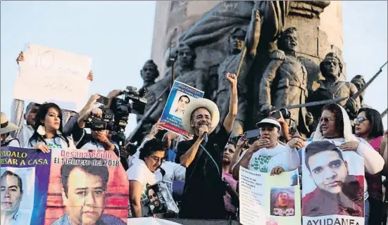  ?? CARLOS ZEPEDA / EFE ?? Marcha en Guadalajar­a, a principios de mes, en memoria de los tres estudiante­s de cine secuestrad­os y asesinados mientras rodaban un corto