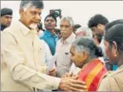  ?? HT PHOTOI ?? Andhra Pradesh chief minister N Chandrabab­u Naidu consoles a woman along the banks of Krishna river on Monday.