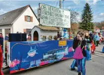  ?? ?? „Eggelstett­en geht unter“, befürchtet die Freiwillig­e Feuerwehr Eggelstett­en, die immer wieder im Sportheim Wasser abpumpen muss.