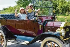  ??  ?? Bei sonnigem Wetter fährt es sich natürlich gut mit einer offenen und eleganten Ver sion des Ford Model T ...