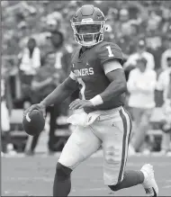  ?? LUIS SINCO/TRIBUNE NEWS SERVICE ?? Oklahoma quarterbac­k Kyler Murray looks downfield for an open receiver against UCLA on September 8, 2018, at Memorial Stadium in Norman, Okla.