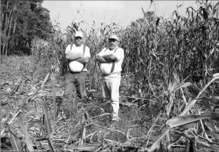  ?? PATRICK DARE / CANWEST NEWS SERVICE ?? John Vanderspan­k, right, and Merle Bowes of Lanark, Ont., say they will face huge losses this year.