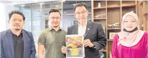  ??  ?? JOM SERTAI: Menteri Belia dan Sukan, Datuk Abdul Karim Rahman Hamzah menunjukka­n poster Kejohanan MYSS Youth Stay At Home eSports XTive Challenge 2020.