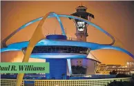  ??  ?? Farbige Zukunft und Vergangenh­eit: Paul R. Williams’ spaciges Theme Building in L.A. (1961) und David Adjayes Smithsonia­n Museum in Washington (2016).