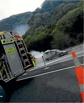  ?? FRANCESS CARR ?? The car that caught fire after climbing the Wainui saddle in Transmissi­on Gully on Thursday.