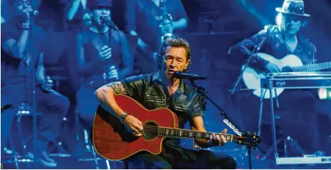  ?? Foto: Alexander Kaya ?? Eine blaue Stunde der besonderen Art: Peter Maffay spielte bei seinem Auftritt in der ausverkauf­ten Neu Ulmer Ratiopharm Arena Stücke aus seiner fast 50 Jahre währenden Karriere. HERRLINGEN