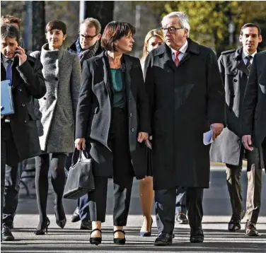  ?? (AFP PHOTO/FABRICE COFFRINI) ?? Doris Leuthard et Jean-Claude Juncker dans les rues de Berne, hier.