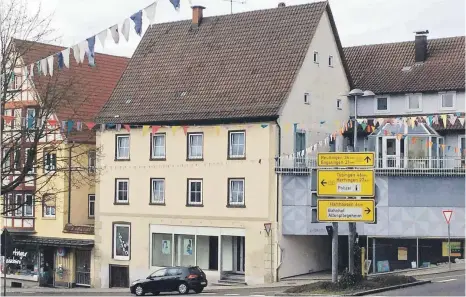  ?? FOTOS: FXH ?? Tatort Hohenzolle­rnstraße: Ein Schornstei­nfeger entdeckt das Quecksilbe­r. Seither sind der Friseursal­on und das Gebäude gesperrt.