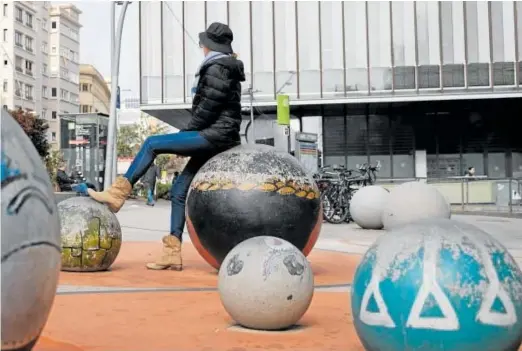  ?? // INÉS BAUCELLS ?? Lorena, en Barcelona, se queja de que hay una ola social que empuja a las menores a ser trans
El bloqueador puberal detiene temporalme­nte el desarrollo del cuerpo. Permiten que el joven considere sus opciones y trate de resolver el conflicto con su identidad de género.