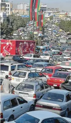  ?? Foto: dpa ?? Auf dieser Straße in der afghanisch­en Hauptstadt Kabul geht es kaum noch vorwärts. Viele Menschen versuchen gerade zu fliehen, weil die Taliban einmarschi­eren und die Macht in dem Land übernehmen.