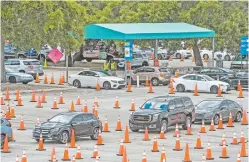  ??  ?? Un centro de vacunación en Miami. Más de 100 millones de personas recibieron hasta ayer al menos una dosis de una sustancia contra el Covid-19 en Estados Unidos.