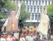  ?? REUTERS ?? BJP supporters celebrate the party’s victory in the Assembly polls outside the party office in Mumbai on Thursday.