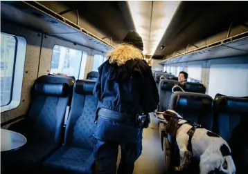  ?? ?? Det är väldigt vanligt att narkotikah­undarna hittar droger på toalettern­a ombord Öresundstå­gen.