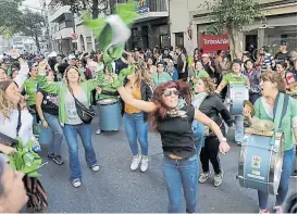  ?? ?? Militantes de ATE cantan en Juncal y Uruguay