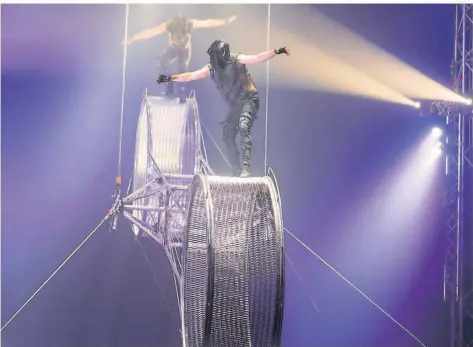  ?? FOTO: ZIRKUS/FINSTERLIN­G ?? Die Brüder Maik und Siegfried Sperlich tragen mit Balance-Akten auf dem Todesrad einen Manegenkla­ssiker zum Zirkusprog­ramm bei.