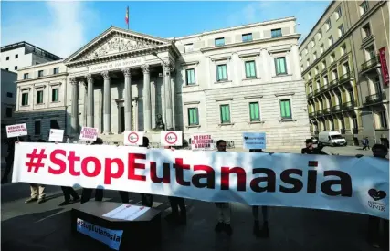  ?? RUBÉN MODELO ?? Protestas ante la puerta del Congreso de los Diputados en contra de la nueva ley