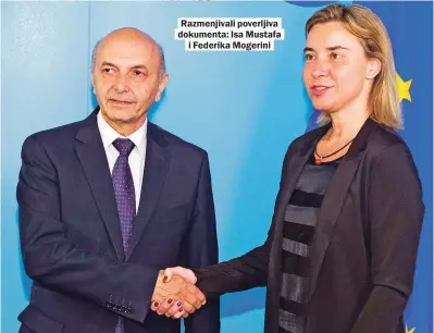  ??  ?? Razmenjiva­li poverljiva dokumenta: Isa Mustafa i Federika Mogerini
